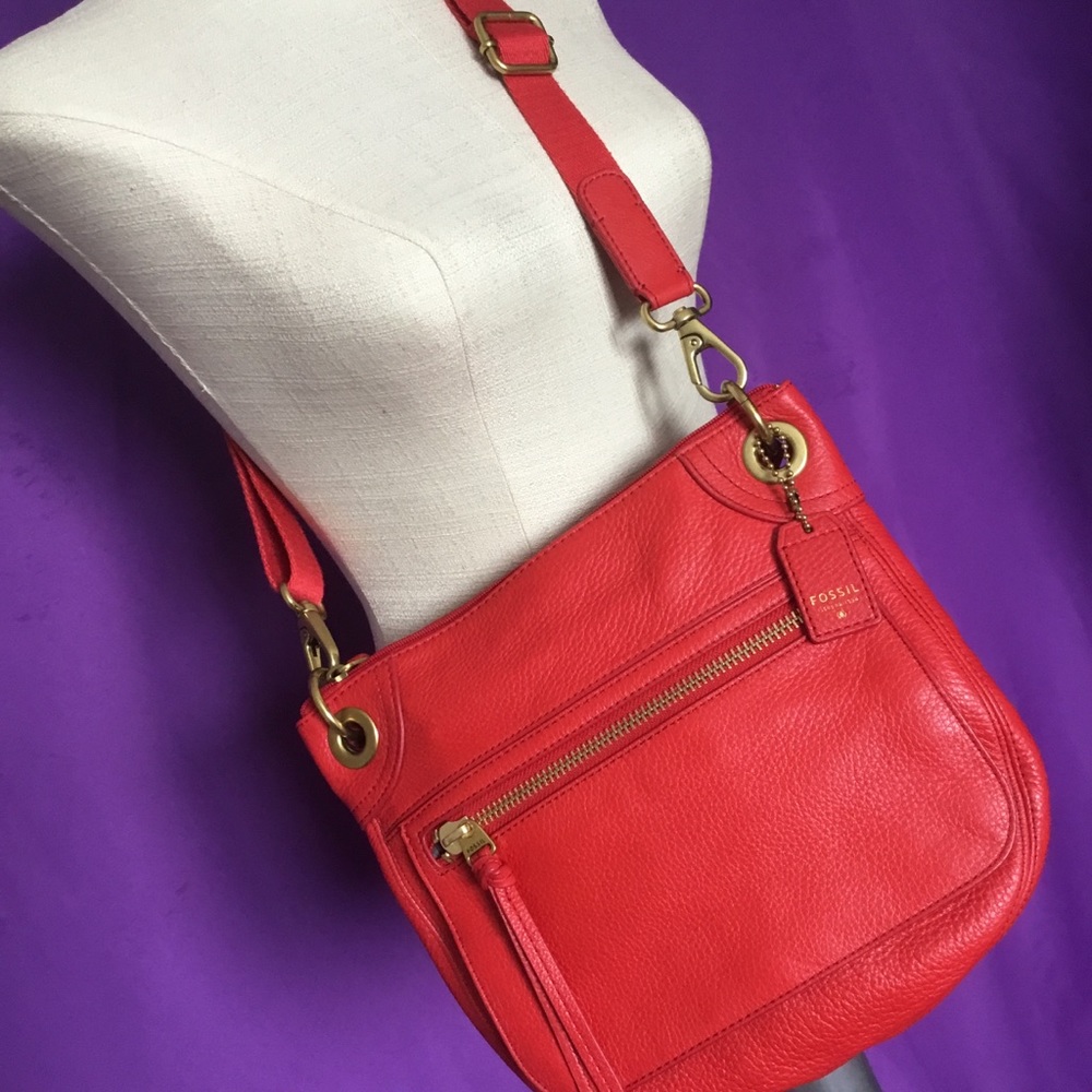 NWOT 💜 Fossil True Red Crossbody